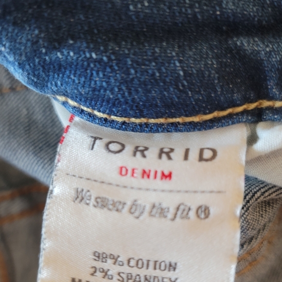TORRID Premium Stretch High-Rise Jean 18 Ex-Short - Picture 4 of 4